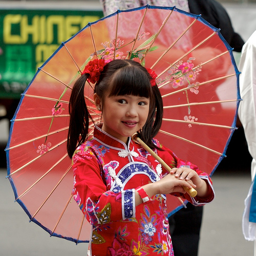asiatique-petite-fille-ombrelle-river